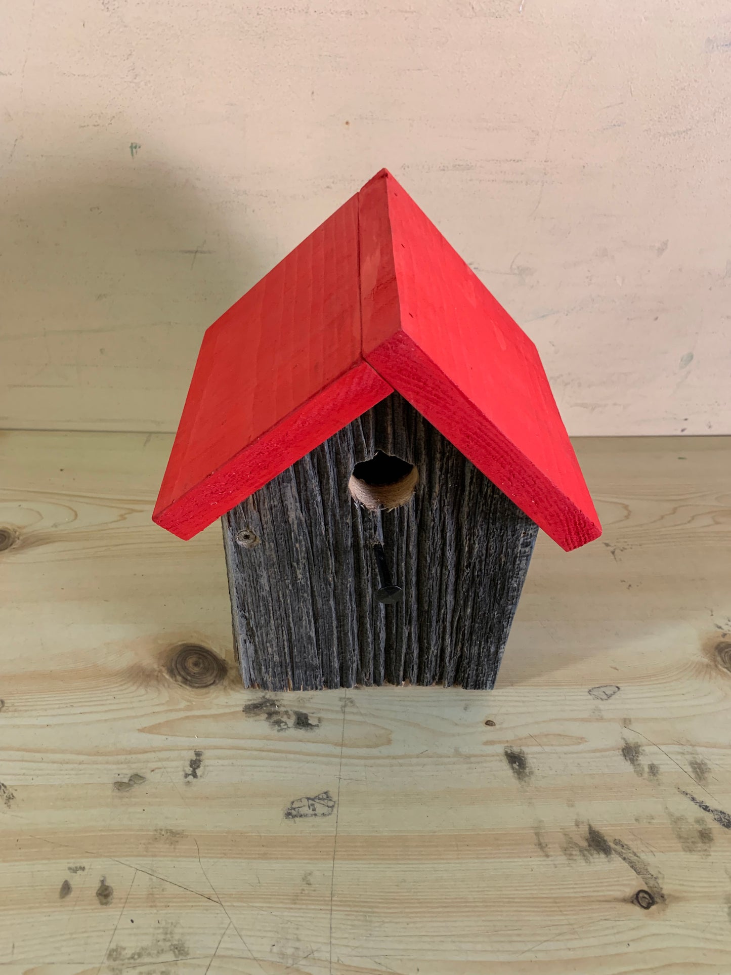 Nichoir en bois de grange rectangulaire avec toit rouge