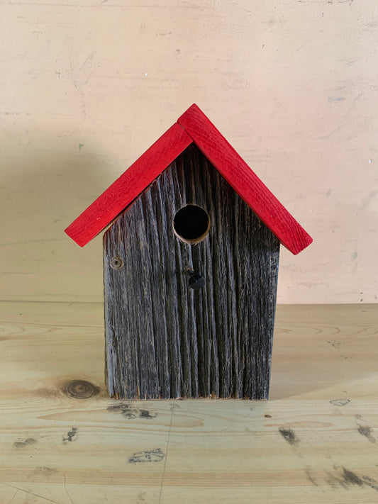 Nichoir en bois de grange rectangulaire avec toit rouge