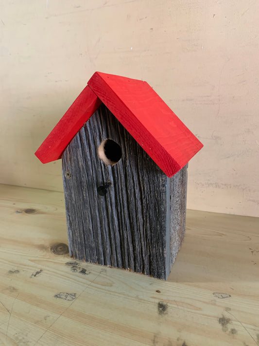 Nichoi en bois de grange rectangulaire avec toit rouge