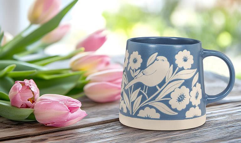 Tasse à base large avec feuilles et oiseaux