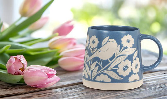 Tasse à base large avec feuilles et oiseaux