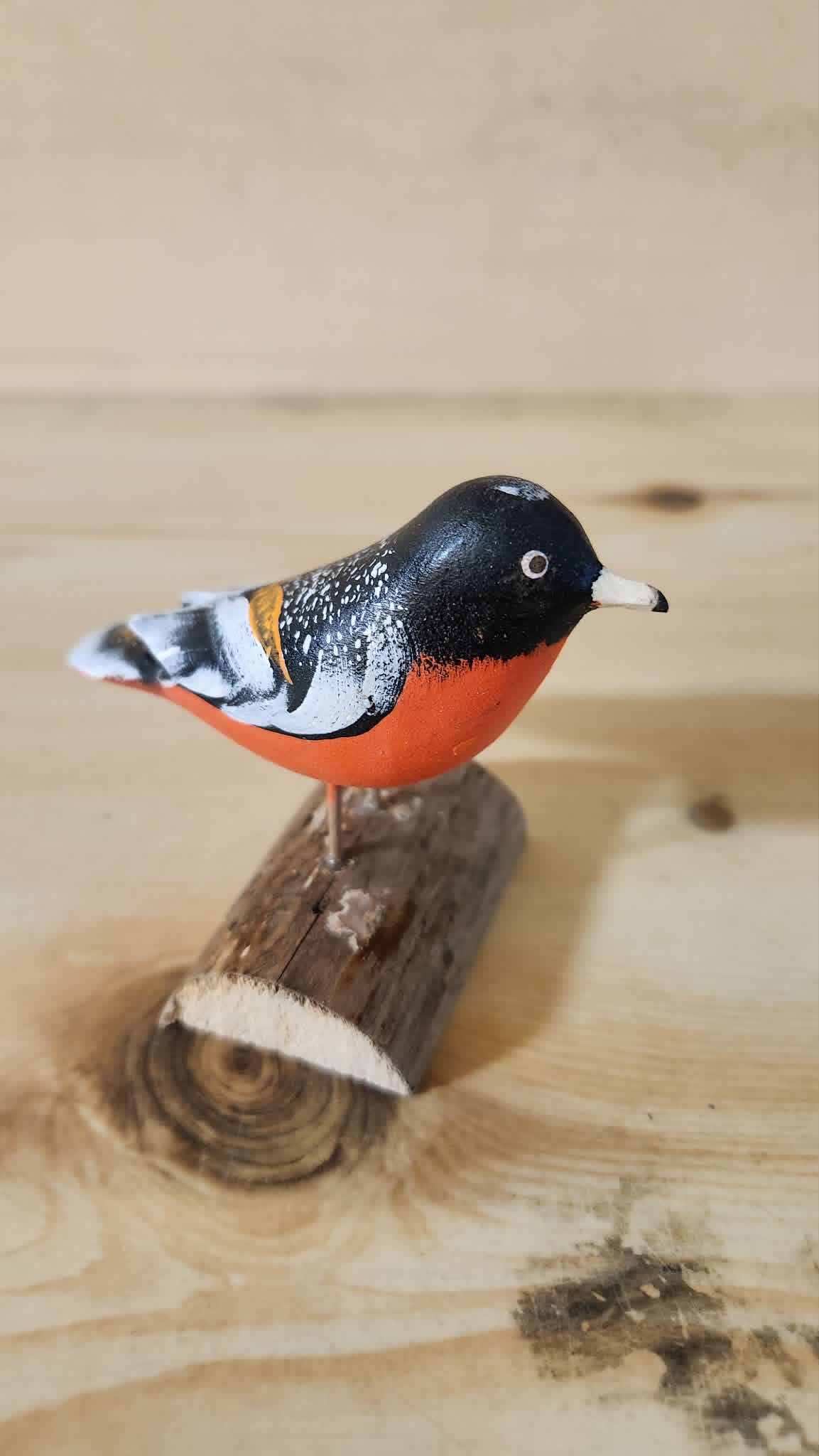 Sculpture d'oiseaux sur bois