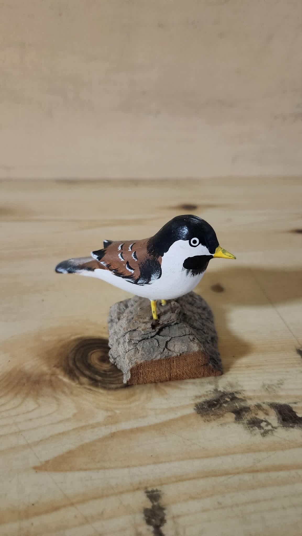 Sculpture d'oiseaux sur bois